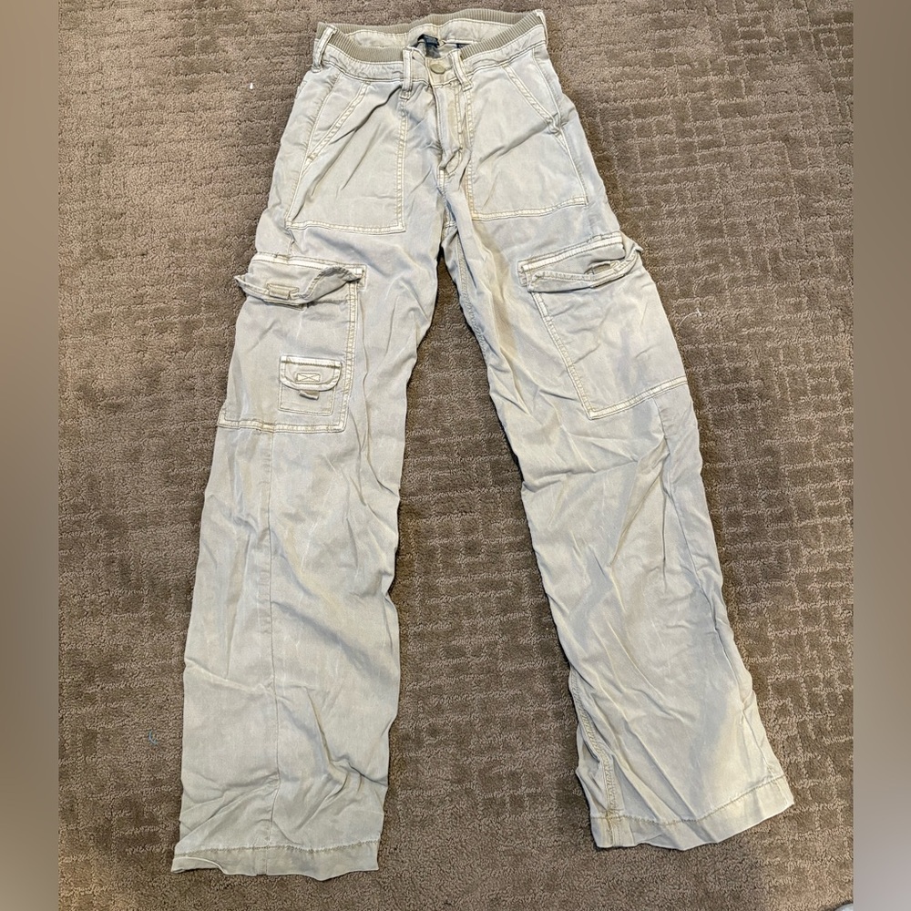 American Eagle Outfitters Women’s Cargo Pants in light army green.  Size 000